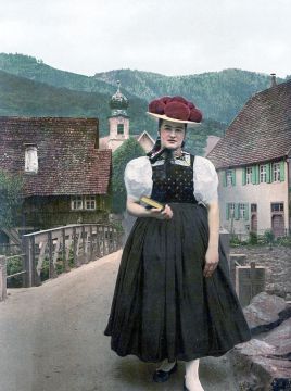 800px-schwarzwaelderin_in_tracht_um_1900