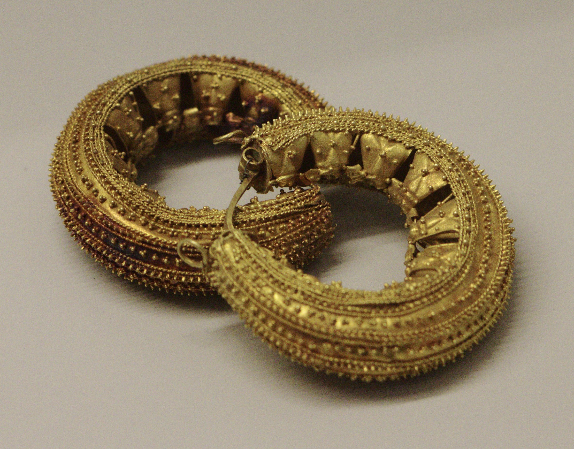 Arracadas_do__Tesouro_Bedoya_,_expostas_no_Museo_de_Pontevedra.